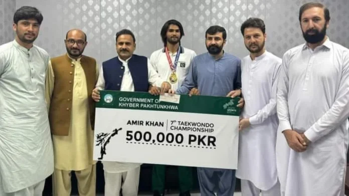 KP Sports Minister Honours Amir Khan with PKR 500,000 Cash Reward