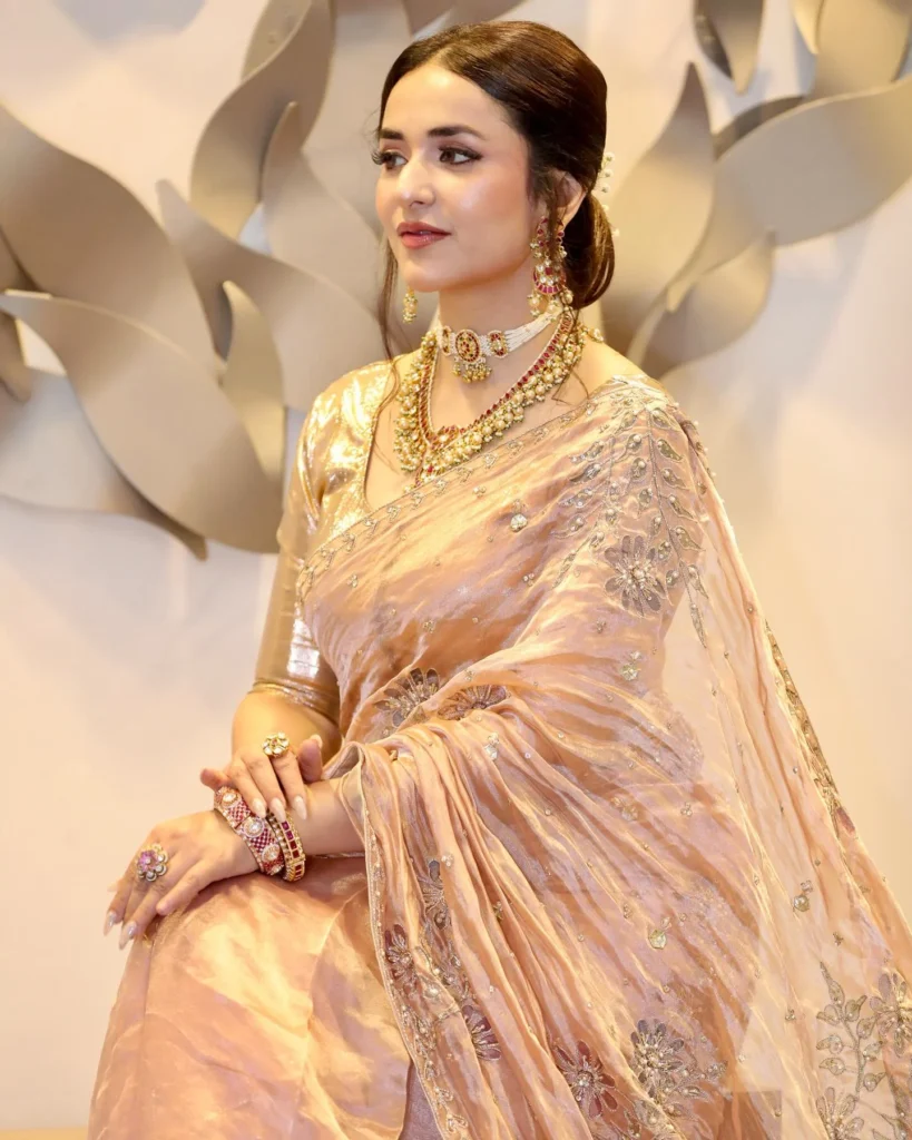 Yumna Zaidi Stuns Washington with Ethnic Saree: Fans React to Traditional Look