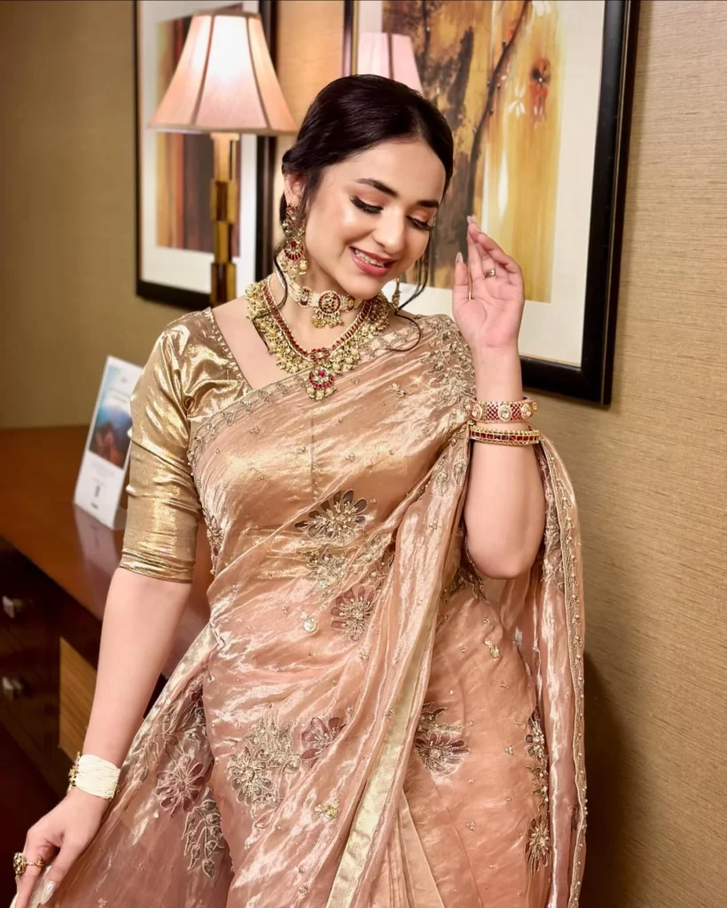 Yumna Zaidi Stuns Washington with Ethnic Saree: Fans React to Traditional Look