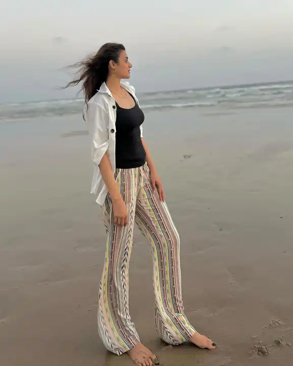 Pakistani Actress Hira Mani’s Elegant Beach Photos Go Viral