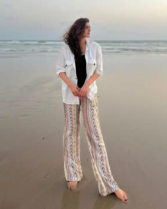 Pakistani Actress Hira Mani’s Elegant Beach Photos Go Viral